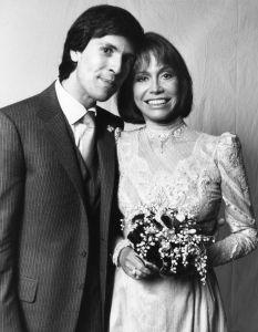 Mary Tyler Moore, husband  1982 NYC.jpg